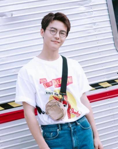 马天宇戴眼镜照片,演绎时尚新风尚